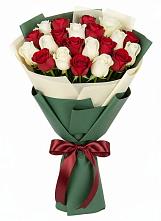 Букет Микс из красных и белых роз в Нерль