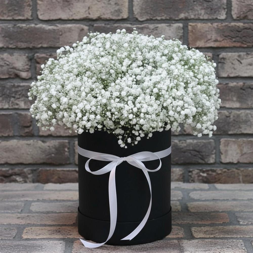 Цветочная композиция из Гипсофила в шляпной коробке в Нерль