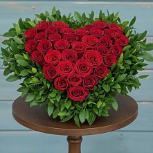 Цветочная композиция из Розы в виде сердца в Нерль