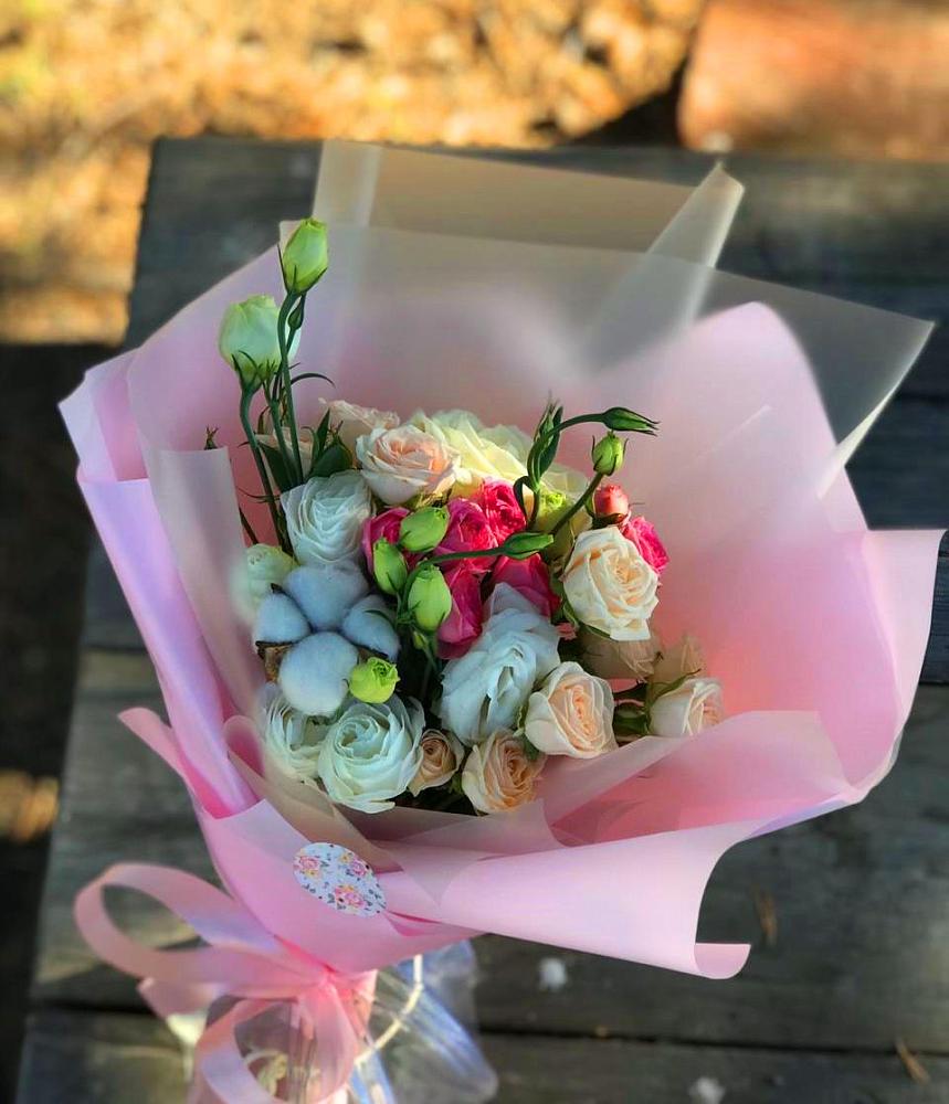 Букет цветов из: Розы и Лизиантусы в Нерль