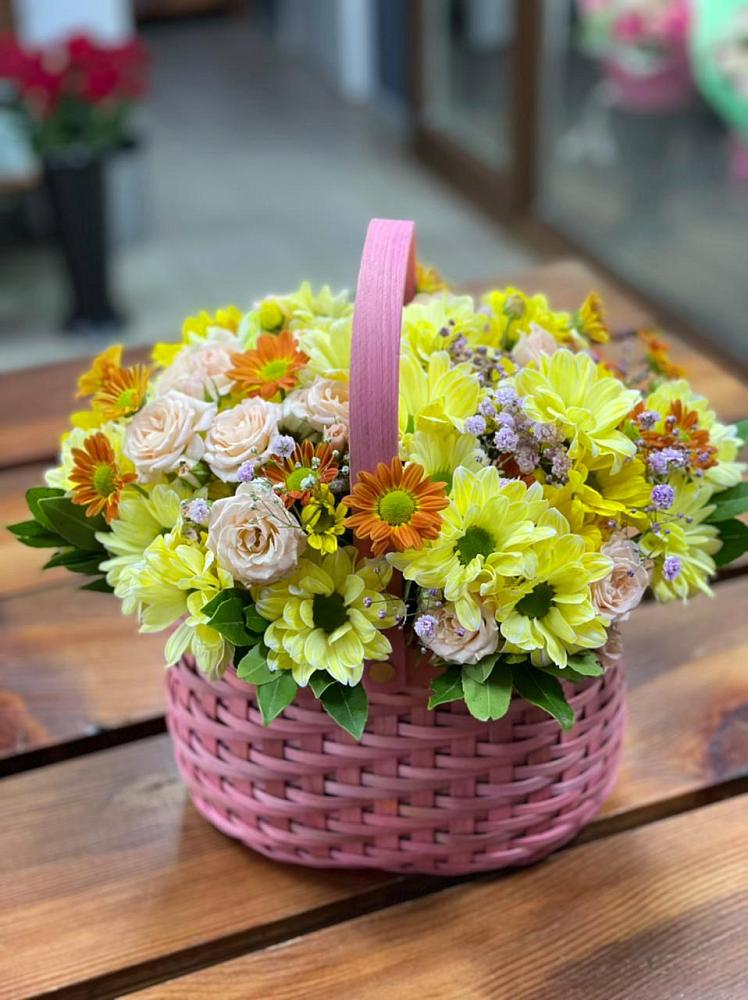 Цветочная композиция из Хризантемы и Розы в корзине в Нерль