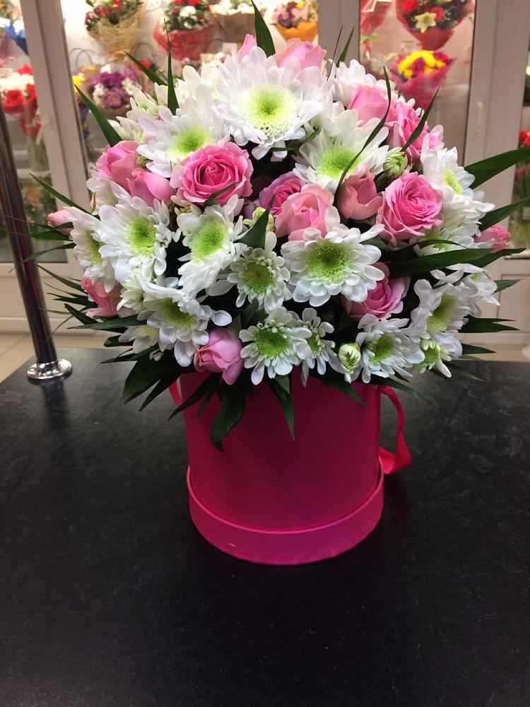 Цветочная композиция из Розы и Хризантемы в шляпной коробке в Нерль