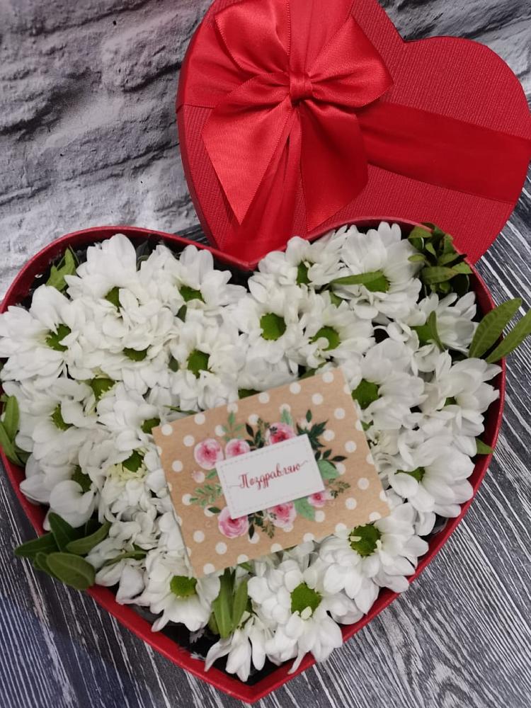 Цветочная композиция из Хризантемы в виде сердца в Нерль