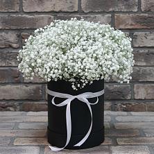 Цветочная композиция из Гипсофила в шляпной коробке в Нерль