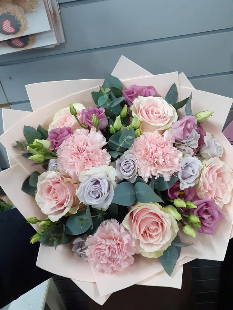 Букет цветов из: Розы, Гвоздики и Лизиантусы в Нерль