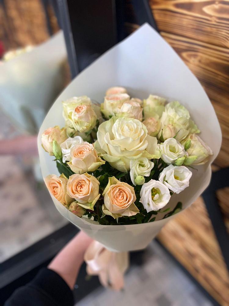 Букет цветов из: Розы и Лизиантусы в Нерль